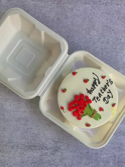 This Teacher's Day bento cake is decorated with a beautiful bouquet of red flowers made from buttercream, offering a floral and festive look.