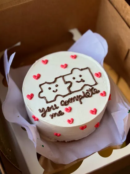 A perfect cake for your other half, this design features two puzzle pieces that fit together with the message "you complete me." It's a super cute way to express your love.