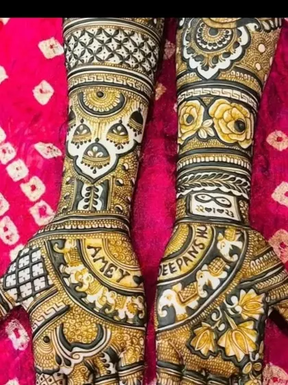 This unique design incorporates the couple's names, 'Amey' and 'Deepanshu', directly into the flow of the intricate pattern on the palms.