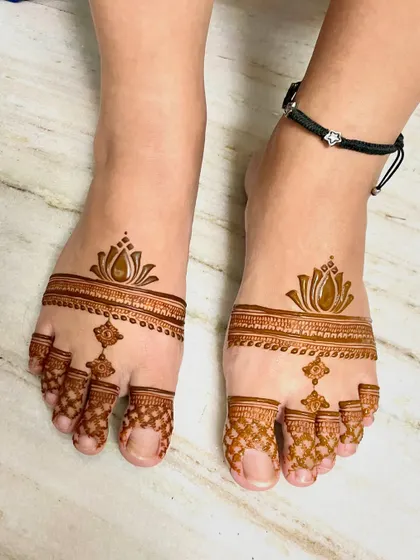 A full view of the modern lotus foot mehendi. The design is simple yet striking, perfect for any celebration.