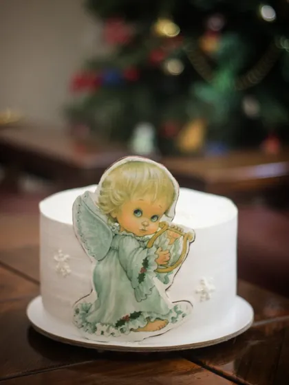 A winter birthday cake for a little angel. The vintage angel topper is so sweet and perfect for a celebration around Christmas time or for a baptism.