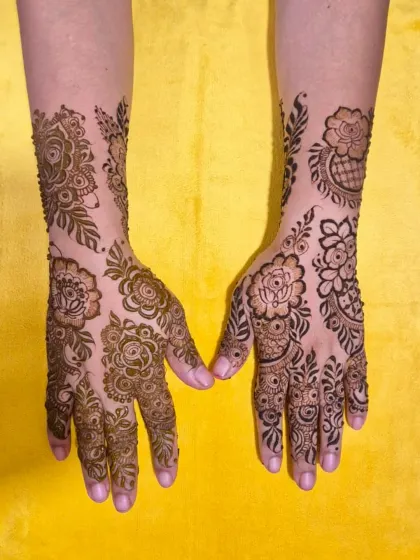 A different perspective of the Dubai-style floral mehndi, highlighting the intricate details and patterns.