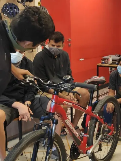 Knowledge is power. In our workshops, I take the time to explain the mechanics of your bike, like in this session covering the anatomy of a bicycle and how to properly handle your machine.