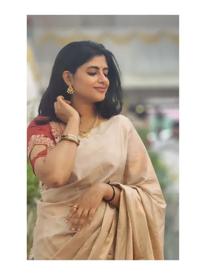 Another beautiful photo in the beige and red saree.