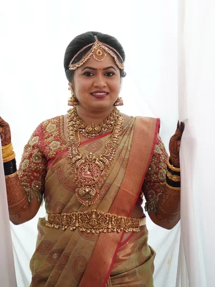 My client looking absolutely radiant on her wedding day. The antique finish temple jewellery set was the perfect choice for her beautiful golden saree.