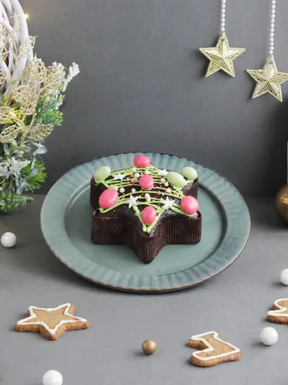 This star-shaped Christmas plum cake is a unique and festive treat for your holiday gatherings.