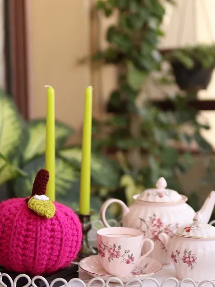 The same autumn vignette, but with a pop of pink. I love how changing just one colour can create a whole new mood.