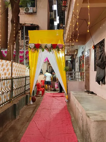 Even in a narrow lane, I can create a beautiful entrance. This simple yellow and white drape entrance with a red carpet runner makes the path to the event feel special.