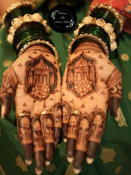 A unique and architectural design featuring the domes of a palace or temple on the palms, a grand and symbolic choice for a bride.