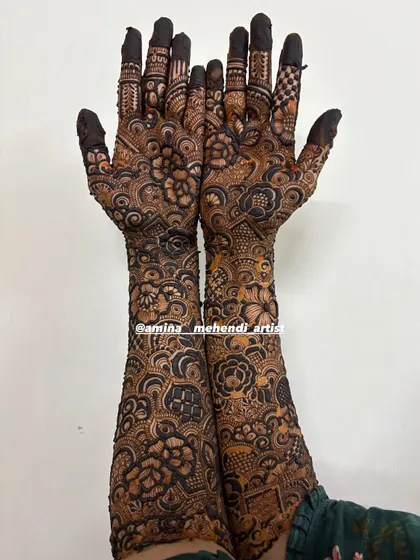 This is an example of my signature full-arm floral mehendi. I love creating dense, intricate patterns with elements like roses, paisleys, and detailed fillers to give you a rich and traditional look for any celebration.