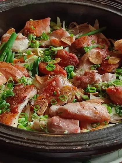 Tori no Sutamina Yaki, a high-energy chicken stir-fry. Tender chicken is cooked with vegetables in a garlic-infused sauce, creating a vibrant and flavorful dish.