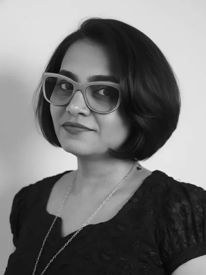 Simplicity is the ultimate sophistication. This black and white portrait showcases a classic bob with soft, rounded edges.