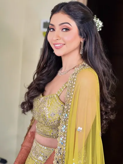 If "being your own sunshine" was a look, it would be this one. A radiant and fresh style for a Haldi, with soft waves and a makeup look that is pure joy.