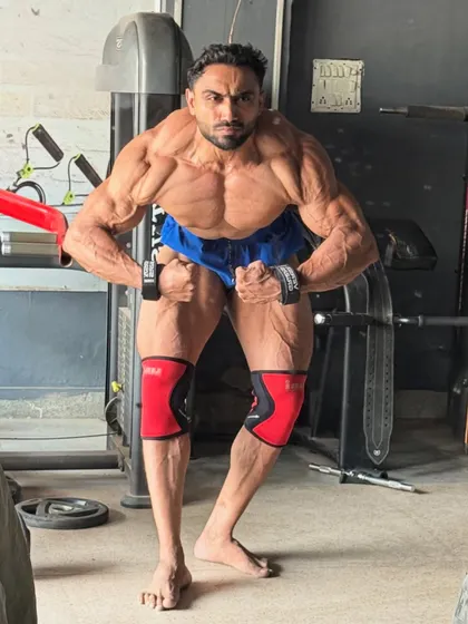 Hitting a most muscular pose, focusing on the legs.