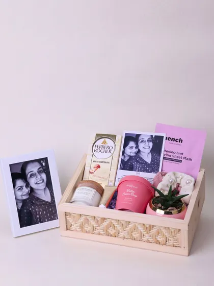 The full sister birthday hamper set, including the personalized frame, ready to be gifted.