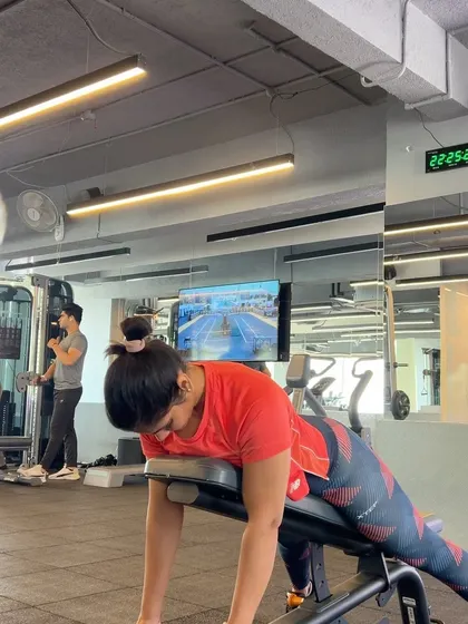 Shoulder still recovering, but the work doesn't stop. Here I am doing chest-supported rows, an excellent exercise for the upper back.