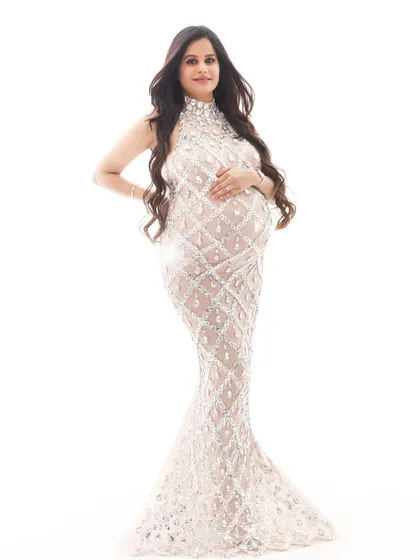 If you want to feel like a star, we can create a full glam look. This stunning sequined gown catches the light perfectly, creating a portrait that is all about celebrating your body and this incredible moment in style.