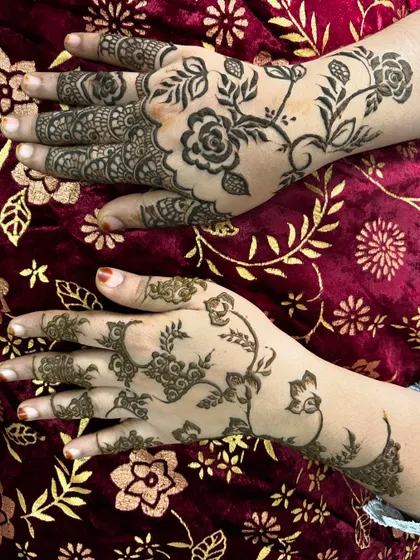 A very delicate and simple floral vine design. This minimalist Arabic style, often called a "bail," is perfect for someone who wants just a touch of henna.