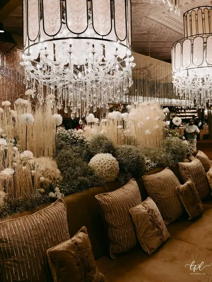 More details from a royal Sangeet, from the plush velvet seating to the late-night cup noodle station, because we believe in balancing glamour with comfort.