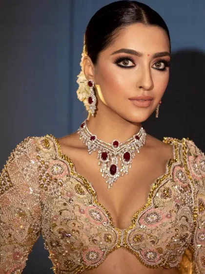 The complete regal reception look. Learn how to create glamorous evening makeup in my pro batch.