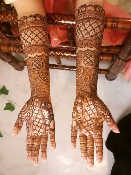 It's always a pleasure when an engagement bride returns for her bridal henna. This full coverage geometric design is a testament to that trust.