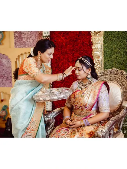 A traditional moment from Nidhi's bangle ceremony. Her makeup is flawless and elegant, holding up beautifully through all the rituals of the day.