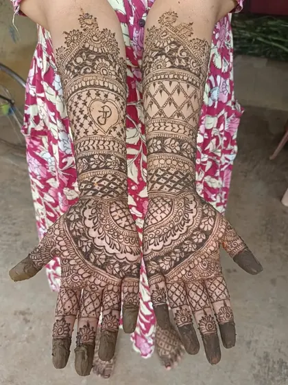 Another view of the beautiful and personalized engagement mehendi design.