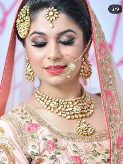 This bride looks radiant in a classic Kundan set with a matching passa and maang tikka. It’s a complete, traditional look that I offer for rent.
