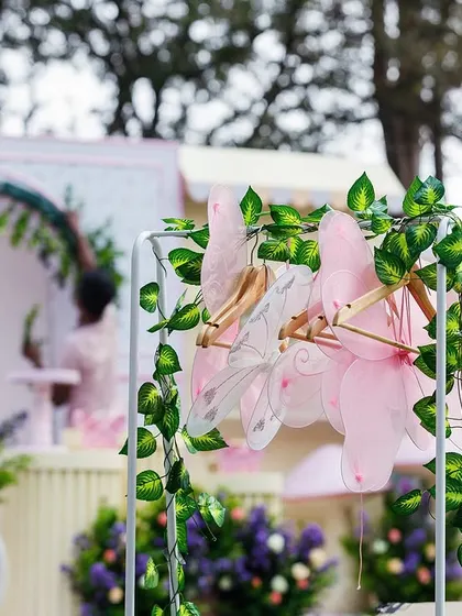 A creative and charming detail: a clothing rack with fairy wings for the little guests to wear. This interactive element makes the party even more fun and immersive.