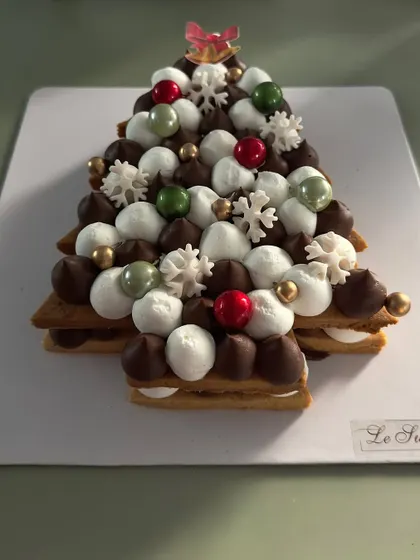 My Christmas Tree Cookie Cake is a festive showstopper. It's a cream tart cake with layers of crunchy biscuit, chocolate ganache, and vanilla mousse, decorated like a Christmas tree.