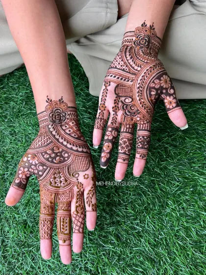 This detailed Indo-Arabic design is inspired by the work of another artist and showcases a beautiful flow of patterns from the wrist to the fingers. The mix of bold and fine lines is characteristic of this style.