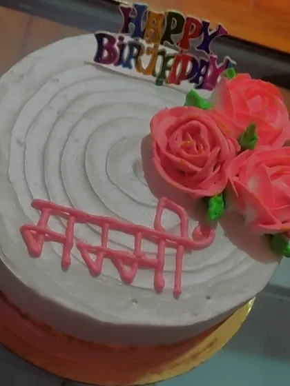 A simple and sweet cake for "Mami" with delicate pink piped roses. The clean white frosting provides a classic backdrop for the handwritten message.