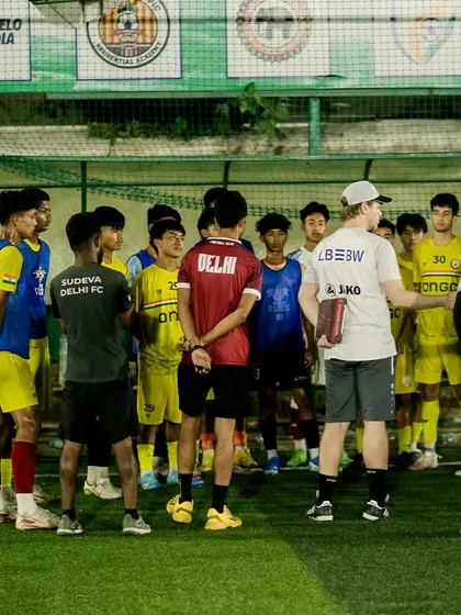 A VfB Stuttgart coach addresses the U17 team, outlining the objectives for the training session. Clear goals and expectations are set to ensure productive and focused practice.