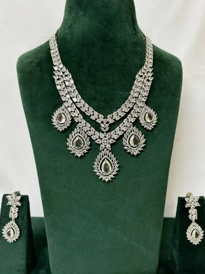 A full view of a layered American diamond set with large pendants. This is a grand and glamorous rental option for a reception.