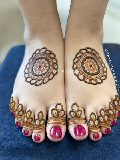 A simple and chic minimal leg design. This style features a classic mandala on the top of the foot with delicate patterns on the toes.
