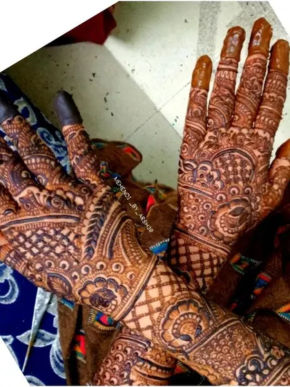Another angled view of the bridal henna.