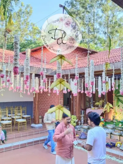 An outdoor tonsure ceremony at a traditional-style house. The hanging floral decorations in the courtyard created a festive atmosphere for the entire family.