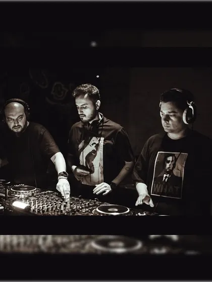 A moment captured during an intense B2B session. I thrive on the creative energy of collaborating with other artists, building a seamless, extended musical narrative together.