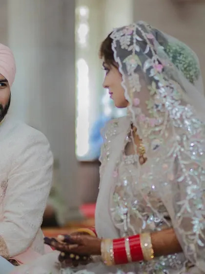 A quiet, meaningful glance between the bride and groom during their Anand Karaj ceremony. We focus on capturing the serene and spiritual atmosphere of a Gurudwara wedding.