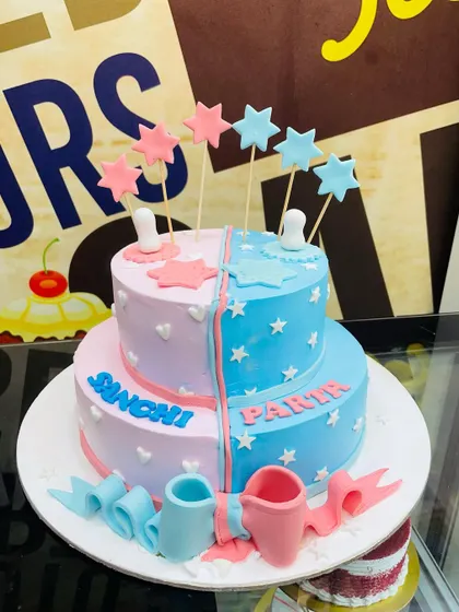 A 2.5kg two-tiered gender reveal cake for twins, perfectly split in pink and blue.