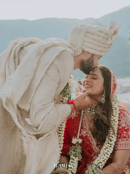 A quiet moment of love in the heart of Rishikesh. For this destination wedding by the Ganga, I created a fresh, soft bridal look that felt as serene and beautiful as the surroundings.