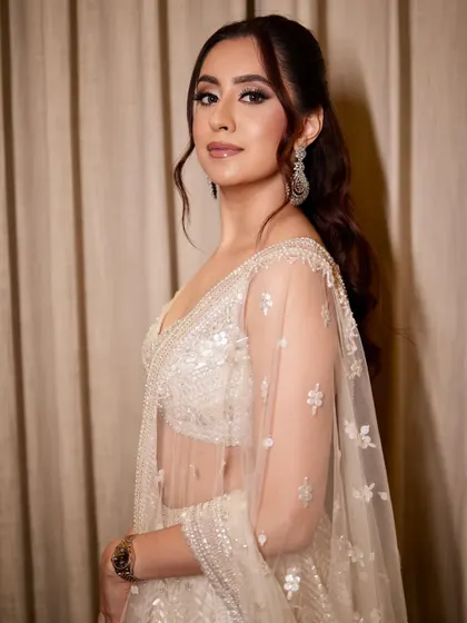 Sehej looking absolutely ethereal for her Roka. The soft waves in her hair and the radiant makeup come together for a look that is pure perfection.