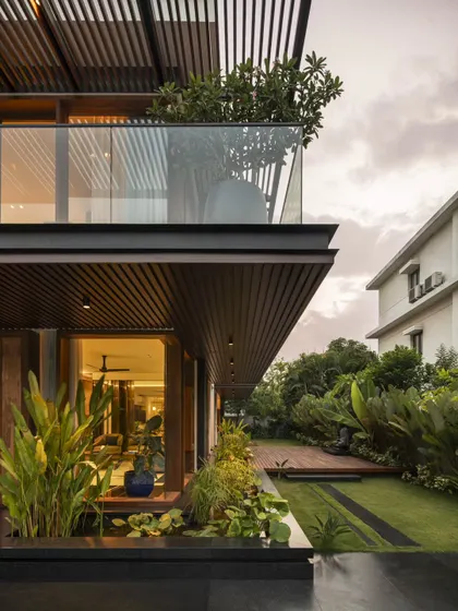 The interplay of horizontal lines at Villa re:FORM, from the cantilevered balcony to the slatted soffit, creates a cohesive and modern architectural language.