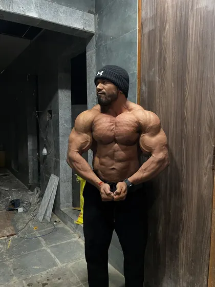 A most muscular pose, showing the lean condition during peak week.