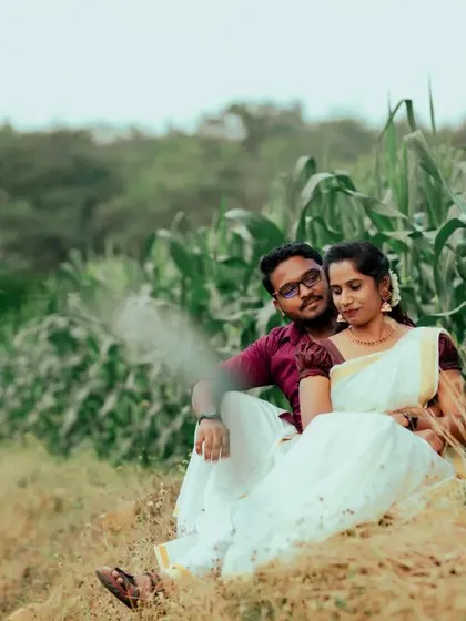 A duplicate of ID 80, capturing a tender moment between a couple sitting in a field, perfect for a natural and candid pre-wedding session.