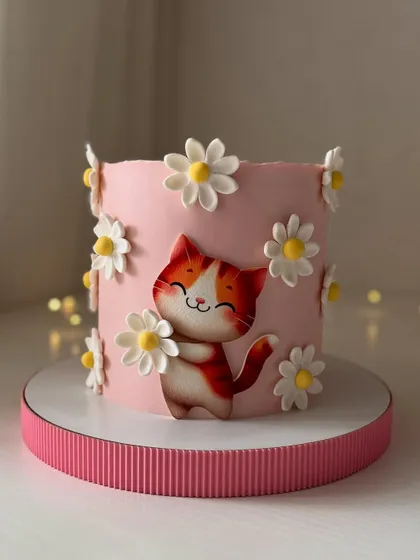 A full view of the minimalist cat and daisy cake, a perfect example of how simple elements can create a beautiful final product.