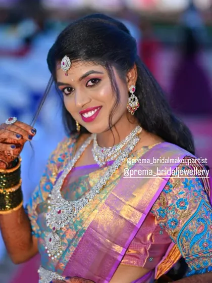 A close-up of the bride's happy smile and her sparkling AD jewellery.