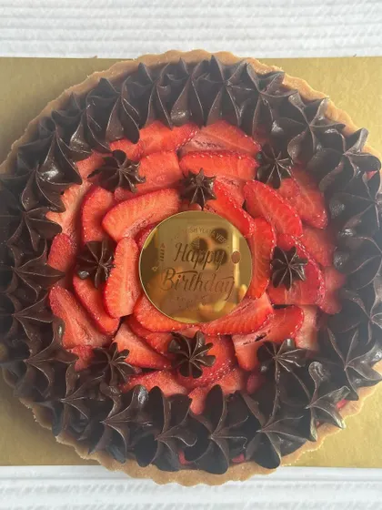 Another look at the Choco Strawberry Tart, showing the beautiful arrangement of sliced strawberries that create a stunning visual effect.