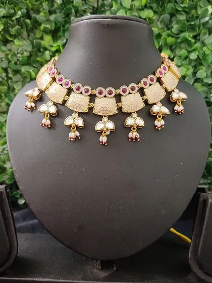 A simple yet elegant rental set with white and red enamel work. This lightweight choker and earring set is ideal for smaller functions.