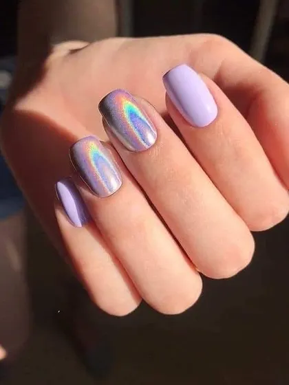 Embrace your inner sparkle with these holographic nails. This set features a mix of solid lilac and a stunning holographic finish that shifts colors in the light.